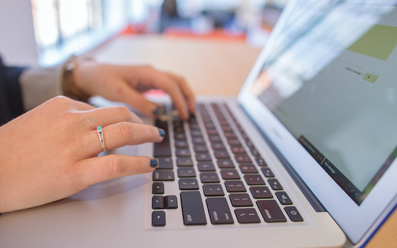 hands on laptop